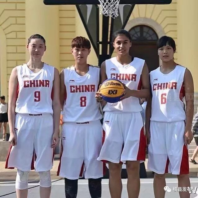 陈丽宇(右一)在2015年世青赛女子u18,3x3比赛