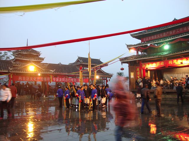 百家宴开始前，寨民准备演出