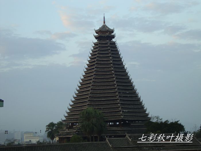 白天看见早餐后在宾馆走廊看见县城民族广场的鼓楼