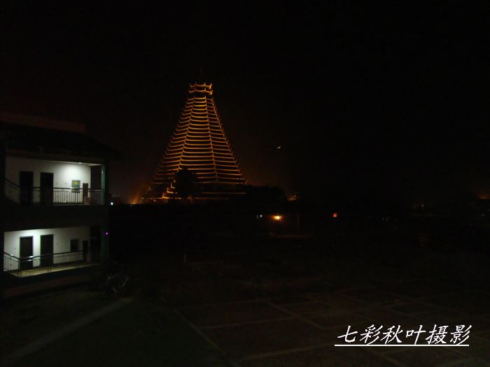 在酒店看见远处广场上的鼓楼，隐约可看见一弯月儿。