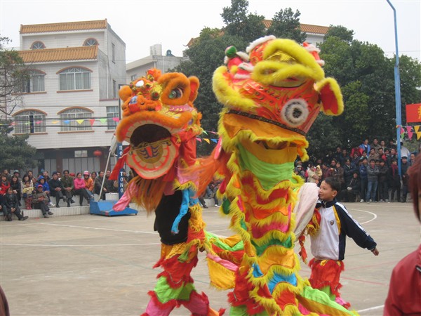国有良圻农场活动中心前耀武扬威的狮子