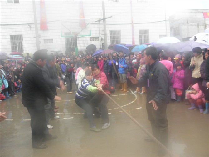 拔河场面