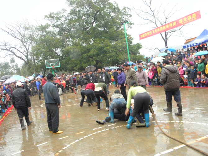 雨中拔河