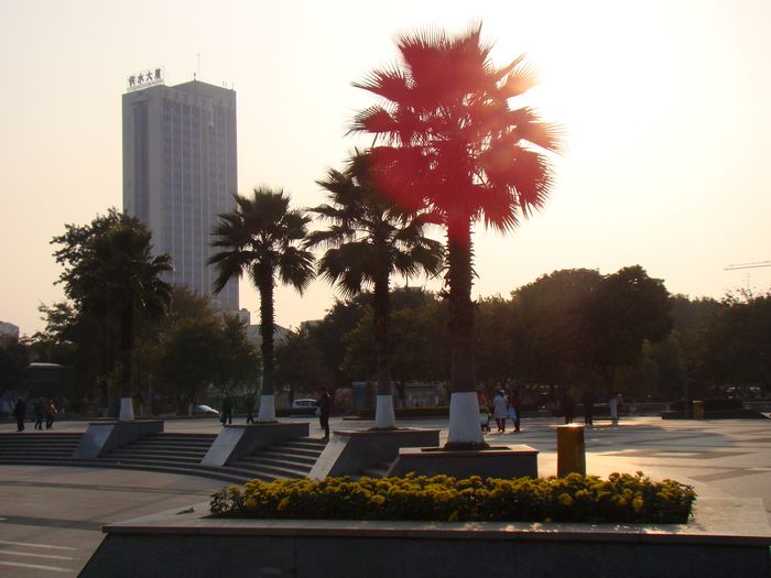 广场夕照