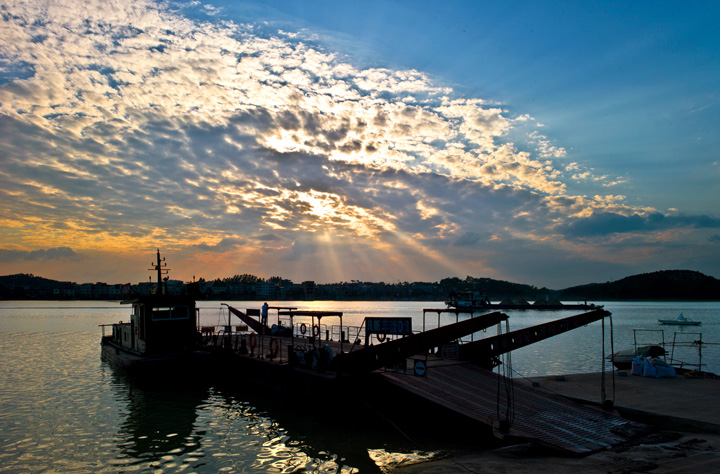 夕照飞龙渡船码头.jpg