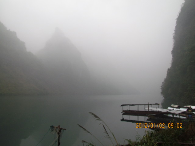 雨雾中的湖