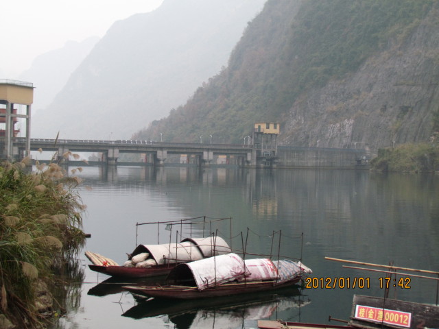 大坝上游