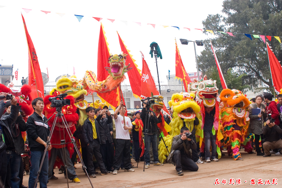 平朗活动2威武狮龙.jpg