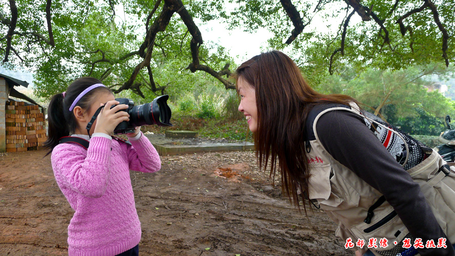 2月6日，横县百合葛麻村追踪拍摄“十六炮会”的前奏活动，期间随行的小妹妹拿起她爸爸的相机给大家拍照。 . ...