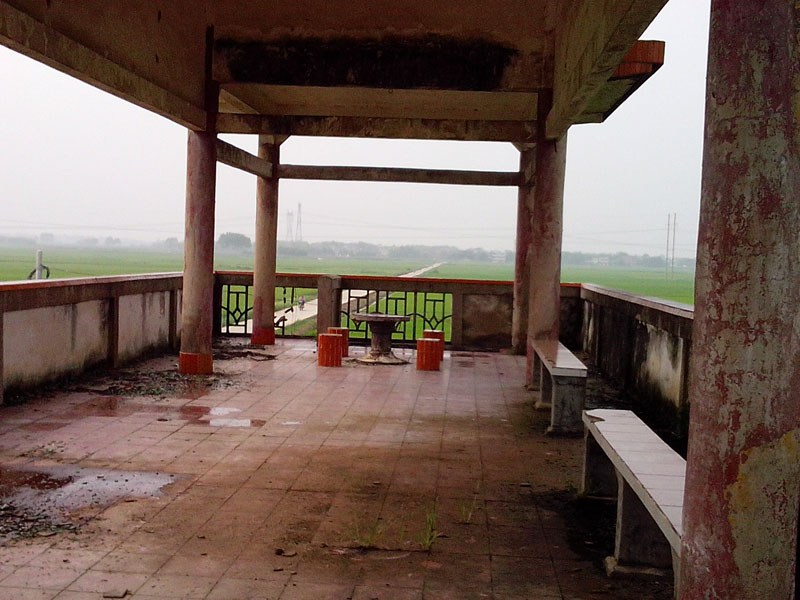 4、昔人已乘黄鹤去，此地空余朝阳楼。