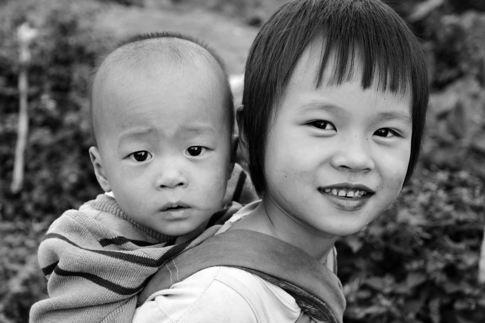 下午放学回家首先是帮奶奶背弟弟出去玩，好让奶奶能出去务农，稍后还要回家做饭烧水...... ...