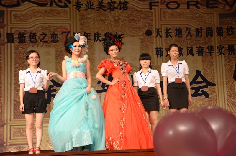 天长地久婚纱为大家带来现场彩妆表演.JPG