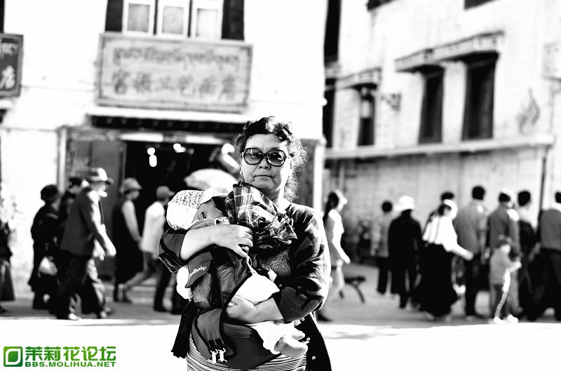 抱孩子的奶奶.jpg