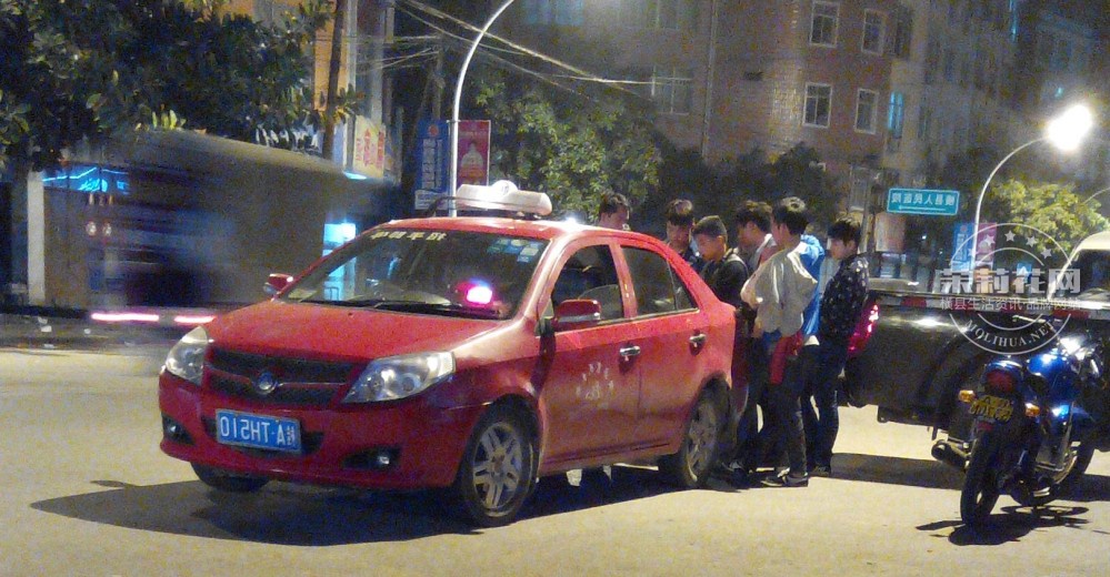 红的撞摩托2.jpg