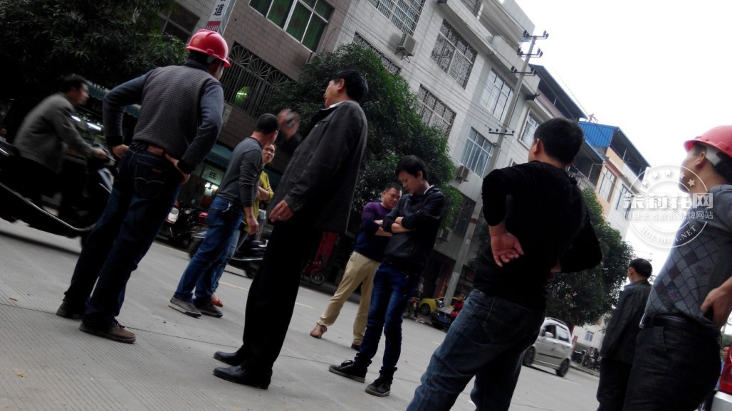 世纪滨江又砸到人了 (13).jpg
