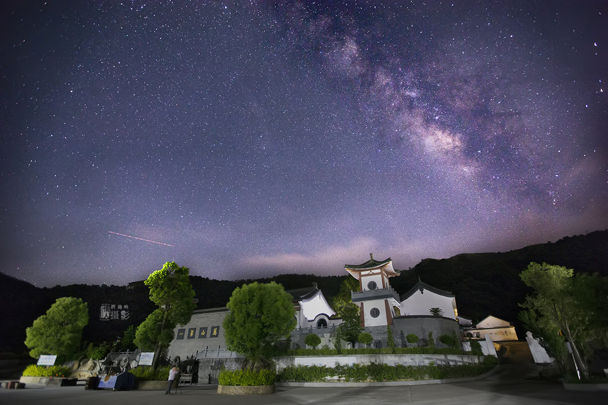 夜空下的宝华山应天寺8.jpg