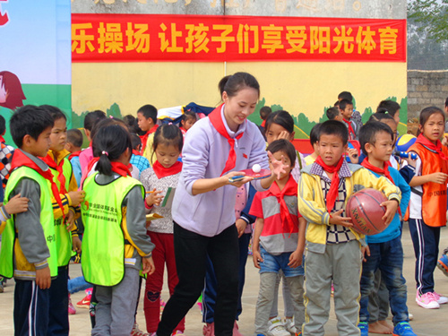 孩子们和奥运冠军托乒乓球比赛