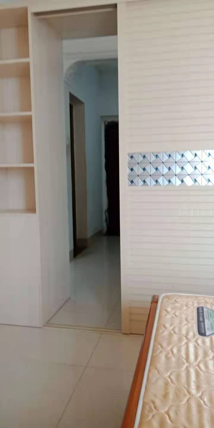 卧室看向客厅