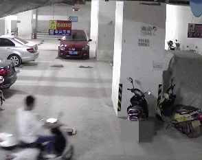 太阳广场偷头盔.gif