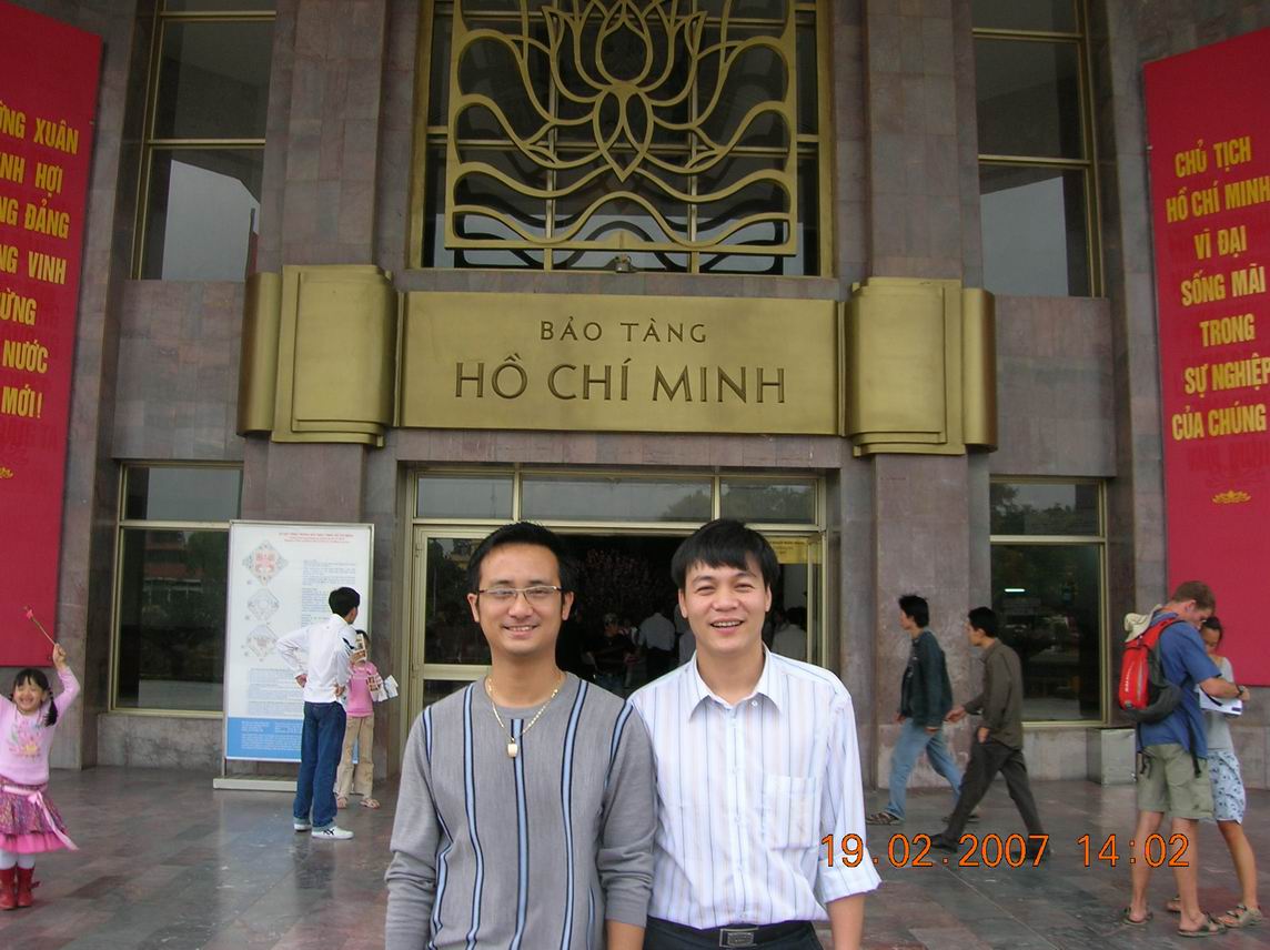 两个越南同事,在胡志明博物馆前.