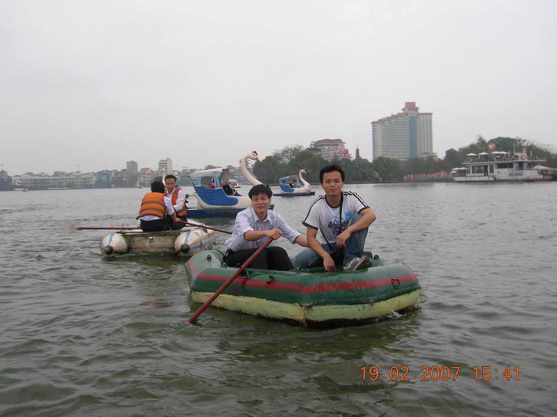 河内最大的湖--西湖.我跟越南人一起去玩的.